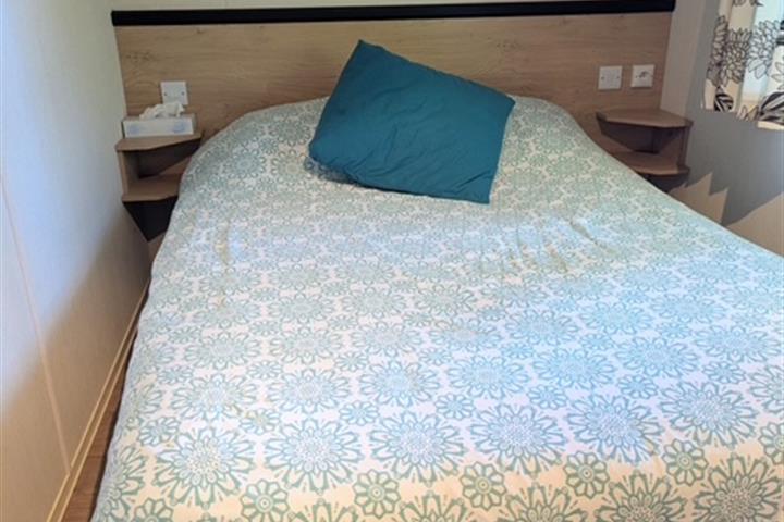 Camping de Brouel - chambre avec lit 2 personnes et grands rangements - Camping de Brouel - Ambon